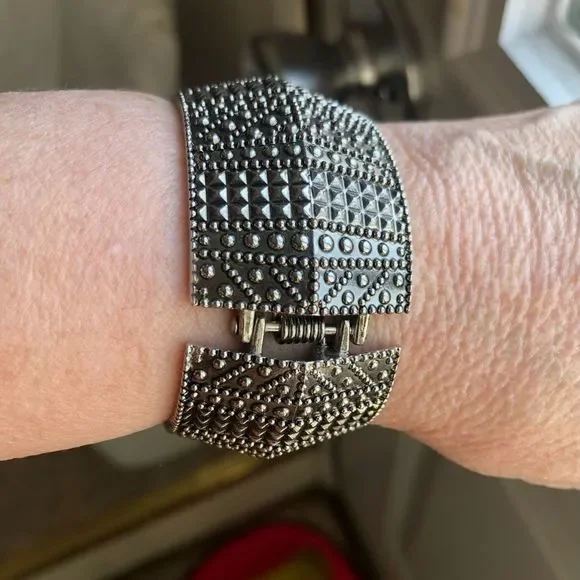 Silver tone texture design bracelet Sz 7.5 - Picture 8 of 10